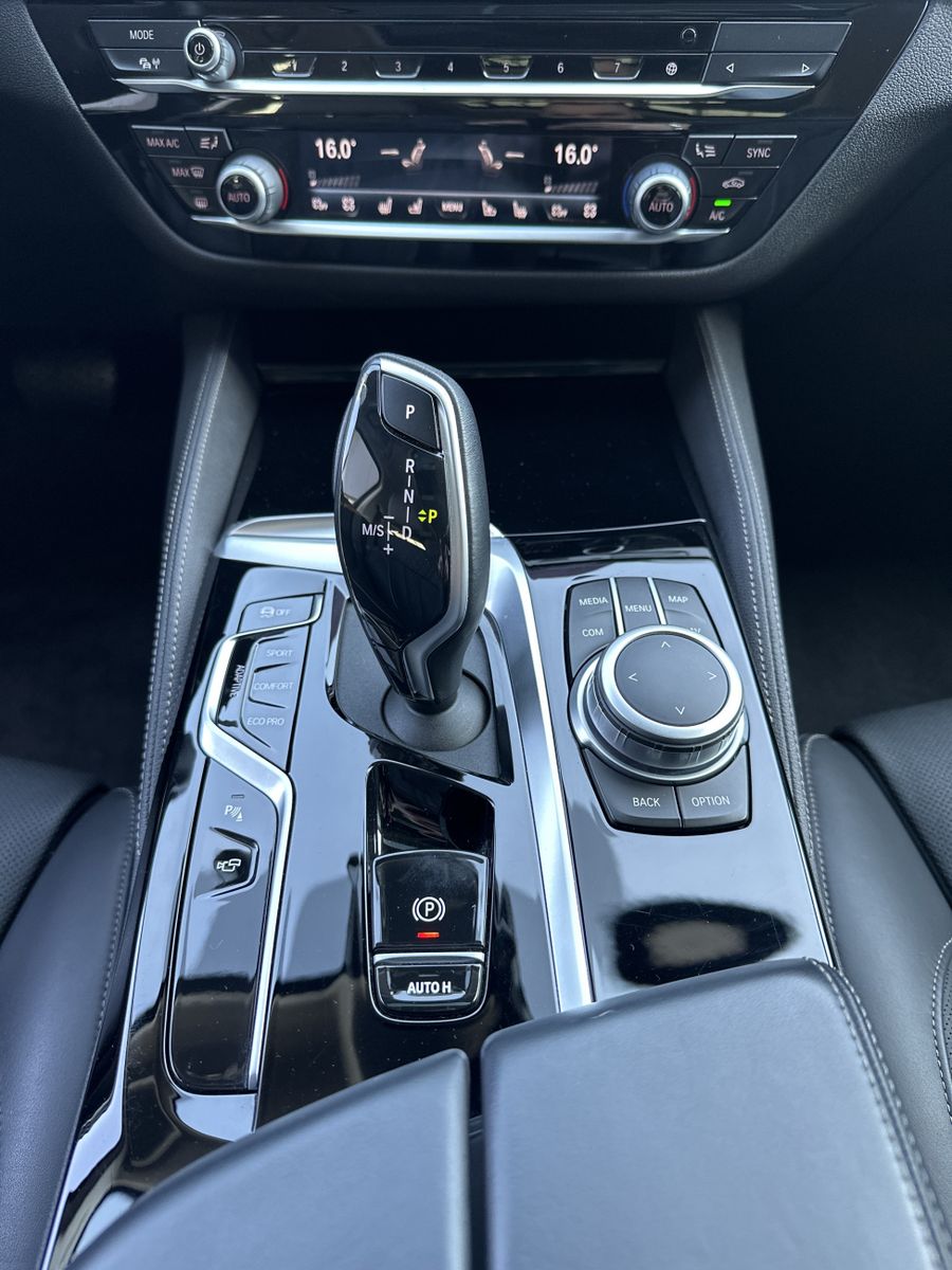 Fahrzeugabbildung BMW 520d Touring Luxury-Line NAV+LASER+PANO+HEAD-UP