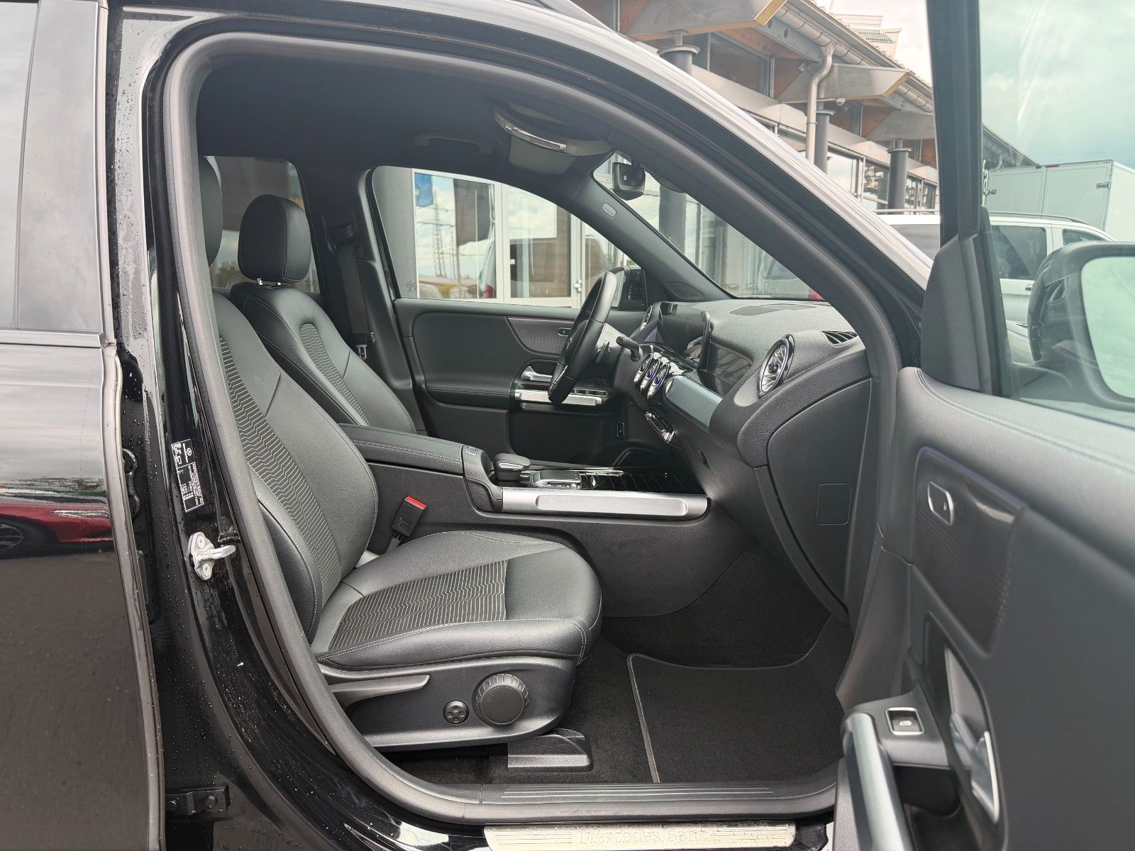 Fahrzeugabbildung Mercedes-Benz EQB 350 4M Progressive+Distr+Ambiente+RFK+MBUX