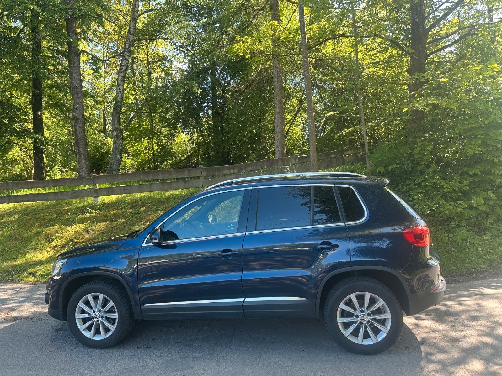 Volkswagen Tiguan - 1