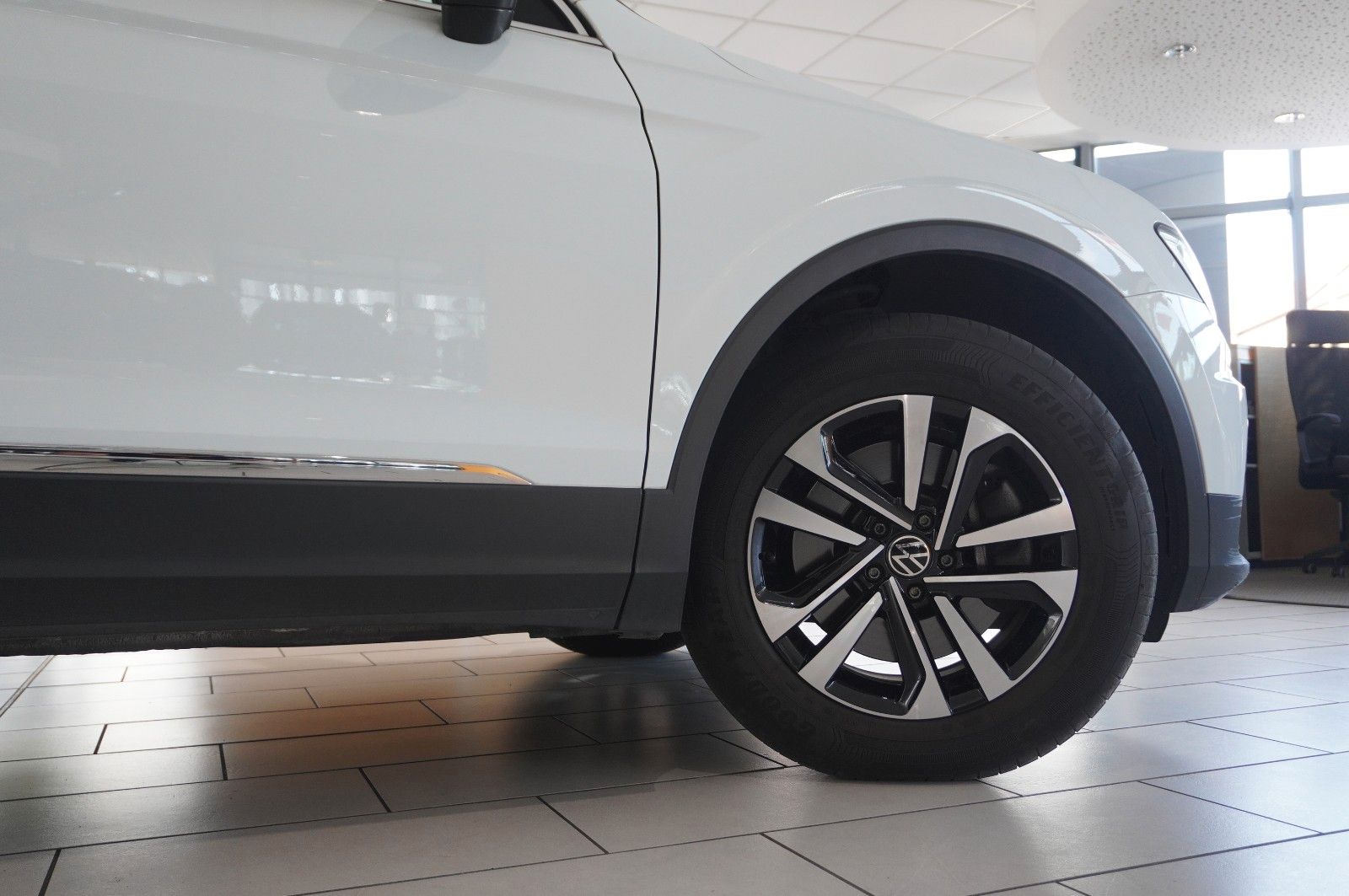 Fahrzeugabbildung Volkswagen Tiguan 2.0 TSI UNITED 4M DSG NAVI/LED/ACC/SH/AHK