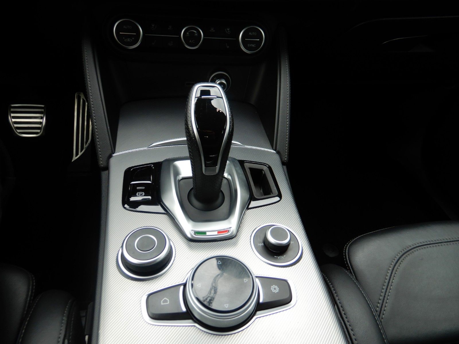Fahrzeugabbildung Alfa Romeo Stelvio 280 PS Veloce Q4 Pano Navi Leder 20 Zoll
