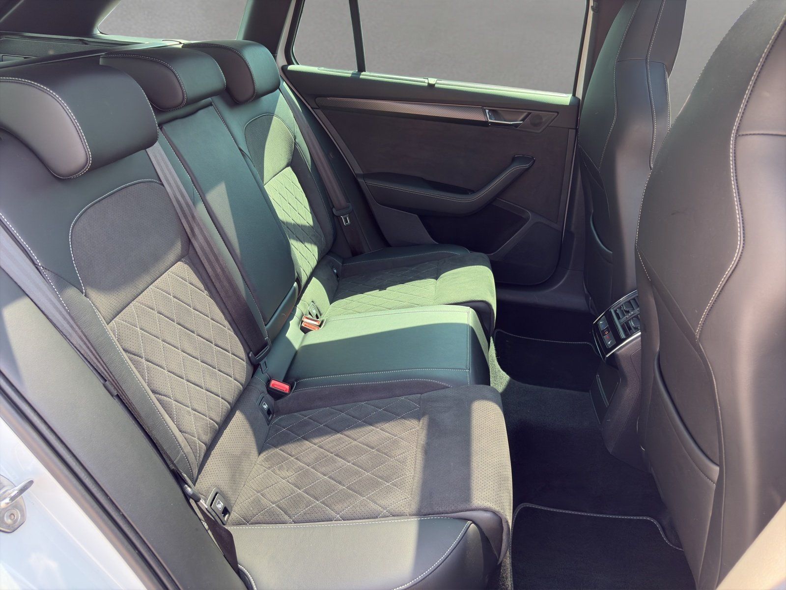 Fahrzeugabbildung SKODA Superb Combi 2.0 TSI Sportline 4x4/AHK/PANO/360°