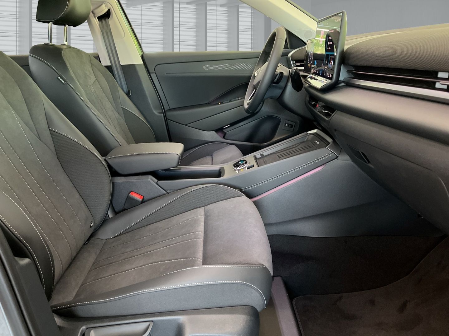 Fahrzeugabbildung Volkswagen T-Roc Style 1.5 eTSI DSG HUD AHK-el. klappb. Nav