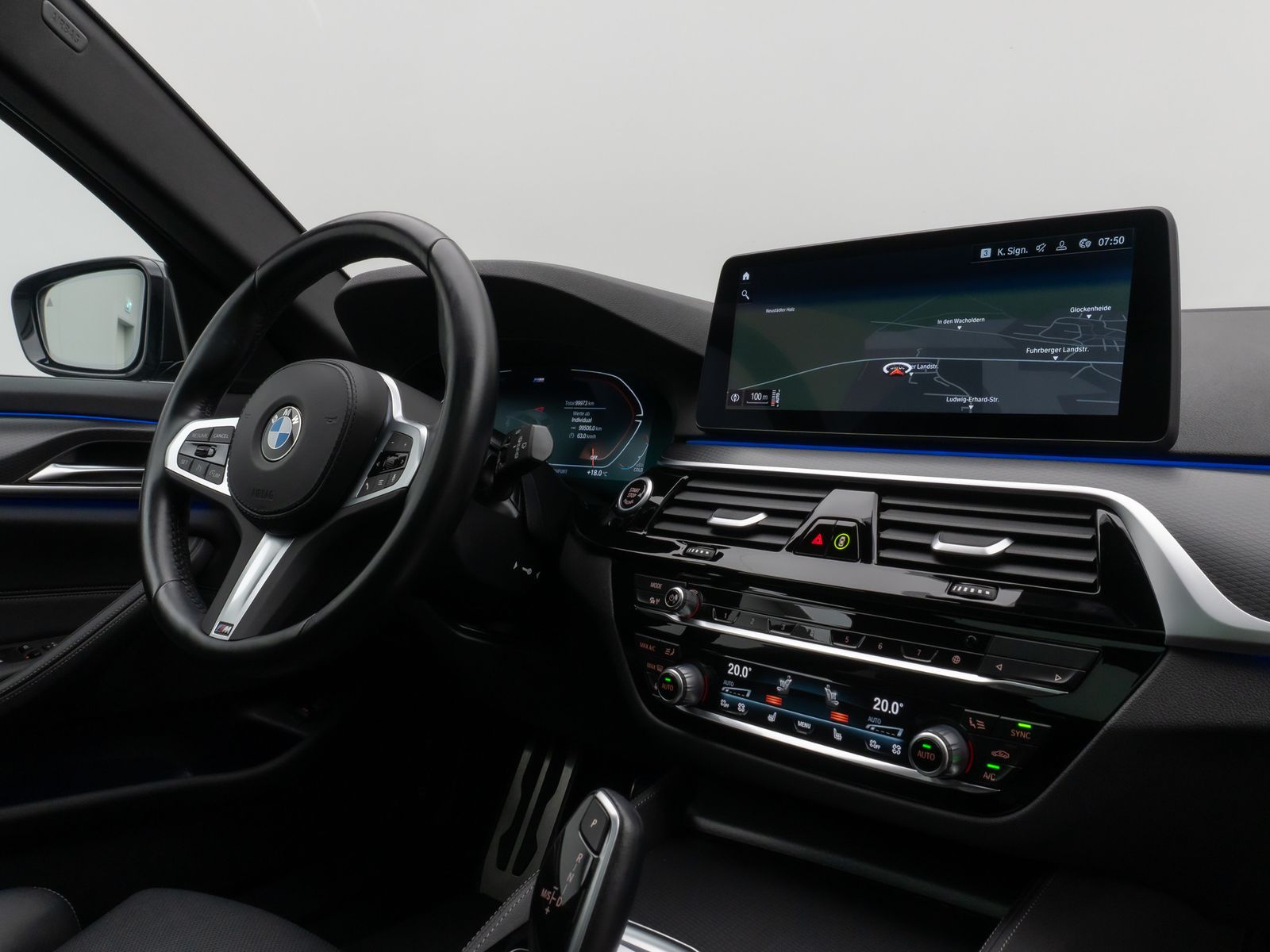 Fahrzeugabbildung BMW 520d xD M Sport Panorama Kamera DAB AHK Alarm