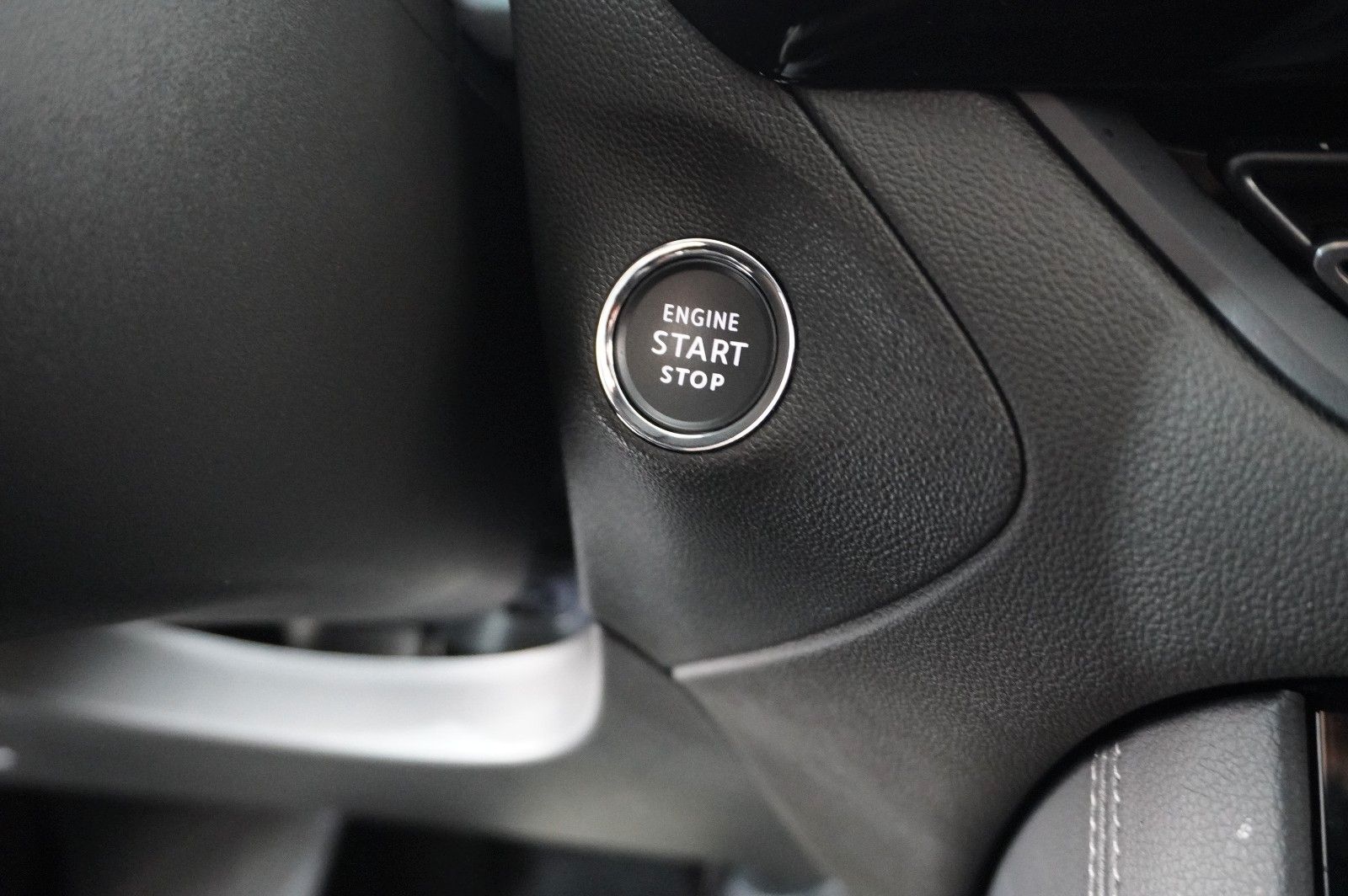 Fahrzeugabbildung Opel Grandland (X) 1.6T GSe HYBRID 4X4 NAVI/LED/SPORT
