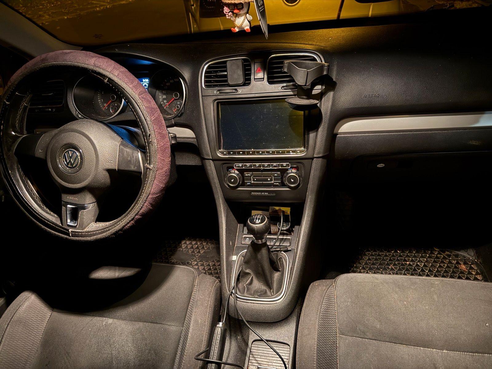Volkswagen Golf 2010 — interior
