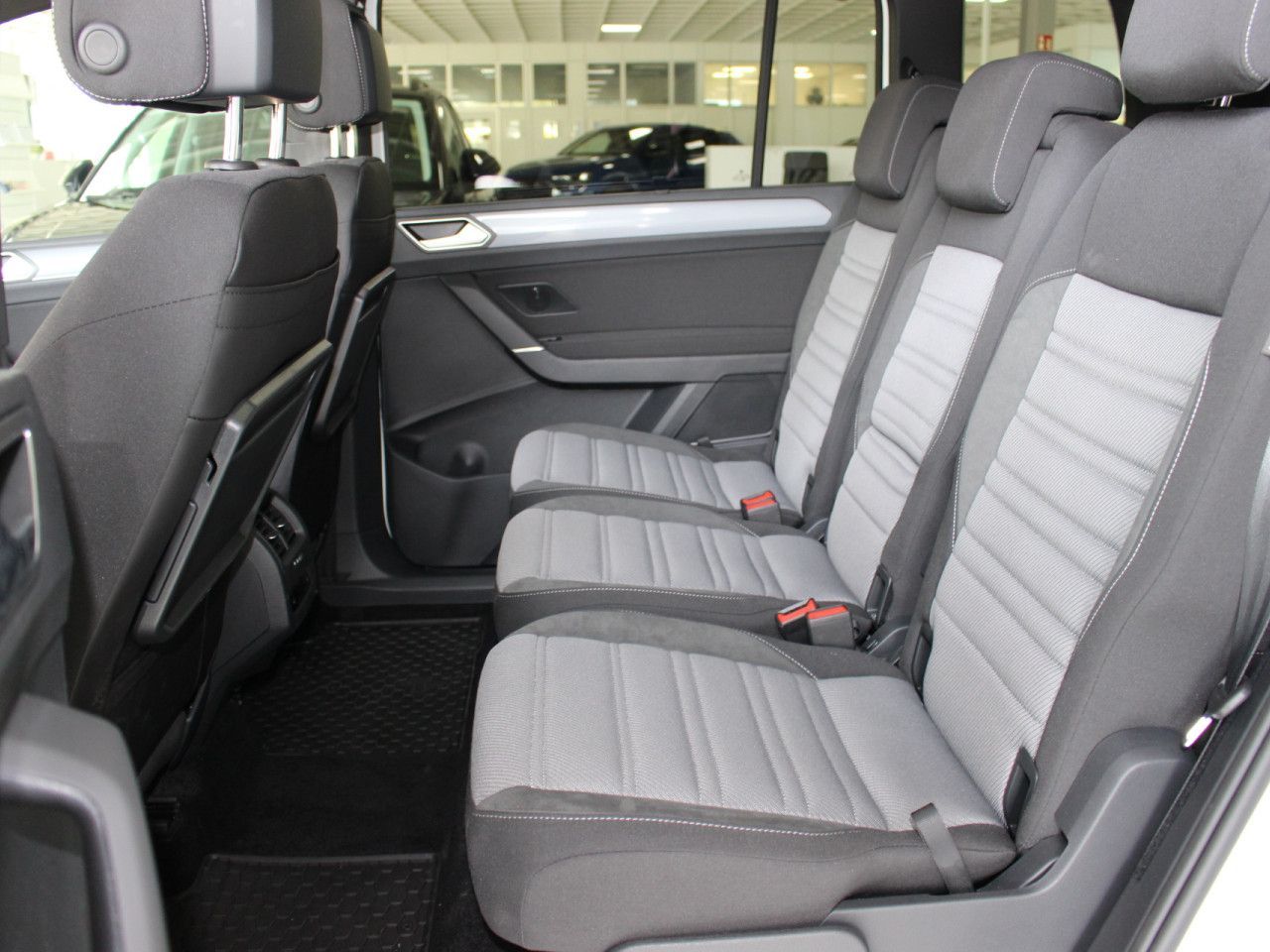 Fahrzeugabbildung Volkswagen Touran 1.5 TSI OPF Highline R-Line/Pano7.S./AHK