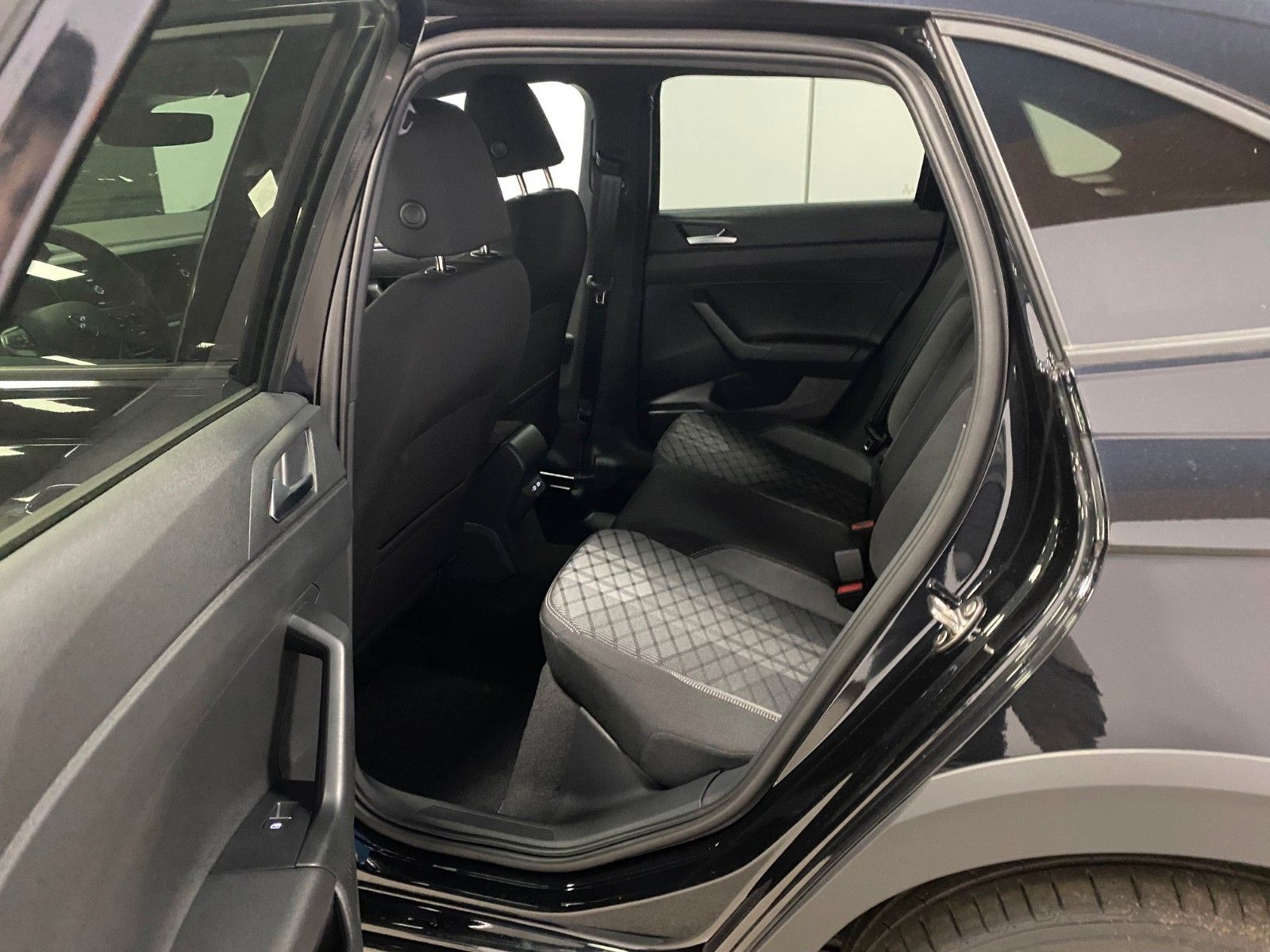 Fahrzeugabbildung Volkswagen Taigo 1.0 TSI DSG R-Line+MATRIX+iQ Light+ACC+App