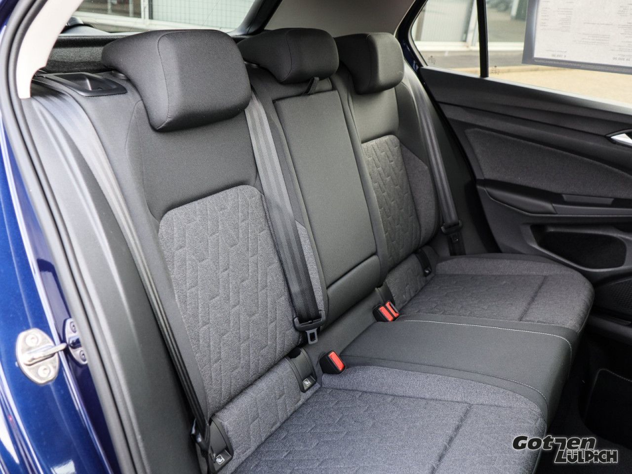 Fahrzeugabbildung Volkswagen Golf VIII Move 1.5 TSI Move Navi AHK Light LED