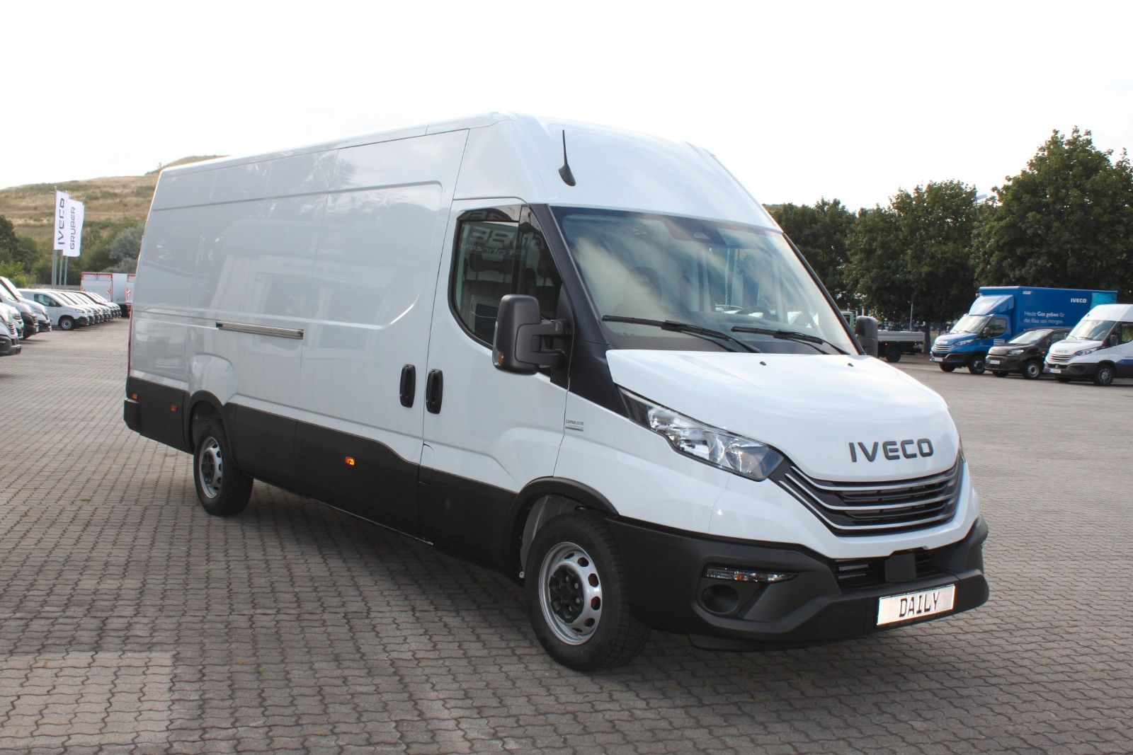 Fahrzeugabbildung Iveco Daily Kasten 35S16 Holzboden/Verkleidung/Airline
