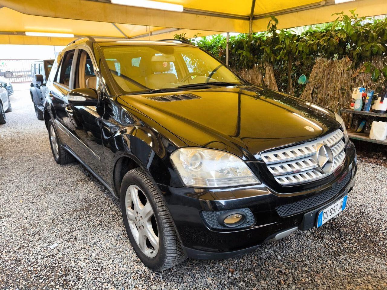 Mercedes-Benz ML420 2006 — rear view