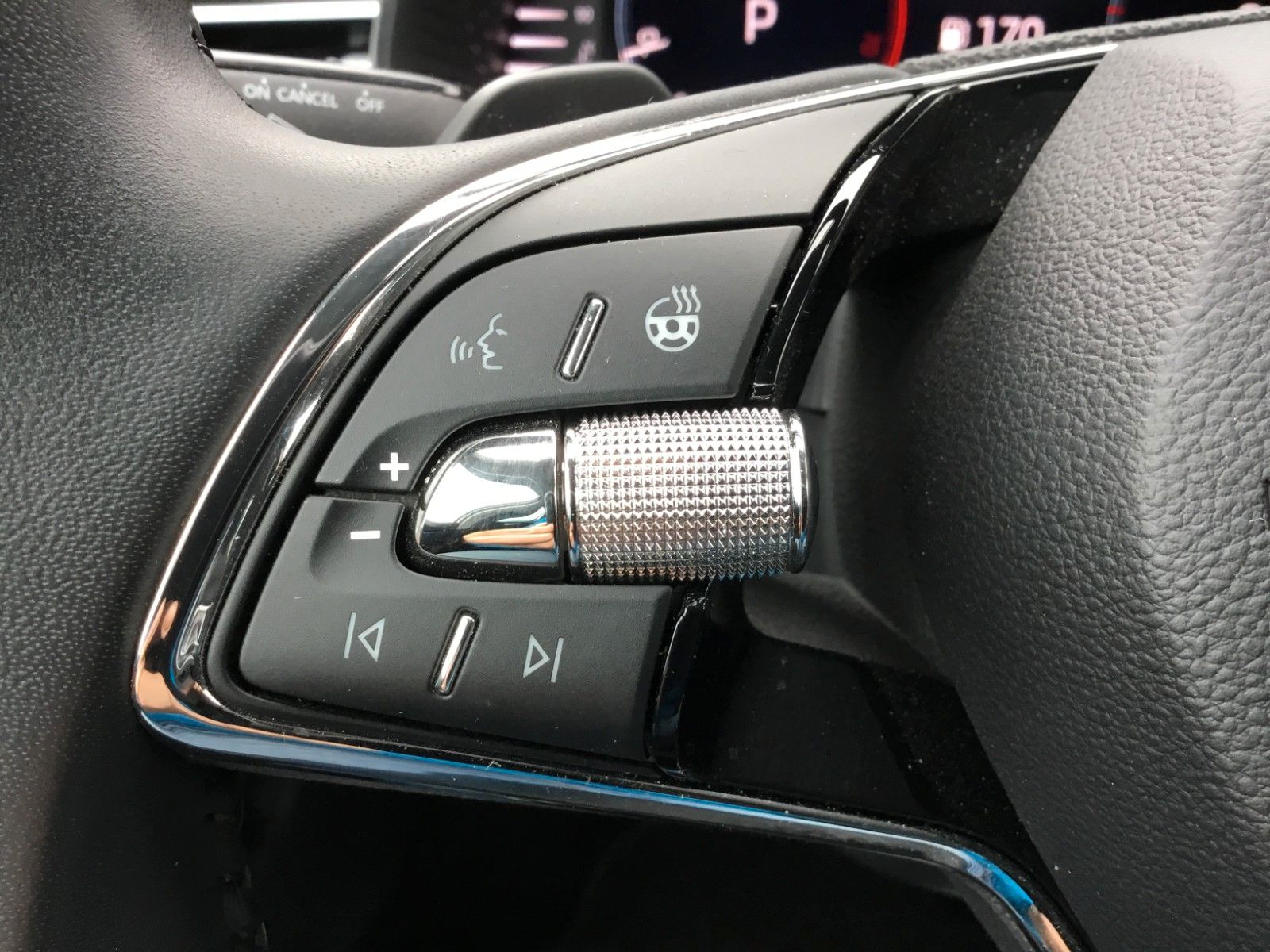 Fahrzeugabbildung SKODA Kamiq 1.5l TSI DSG TOUR+LED+17"+Navi