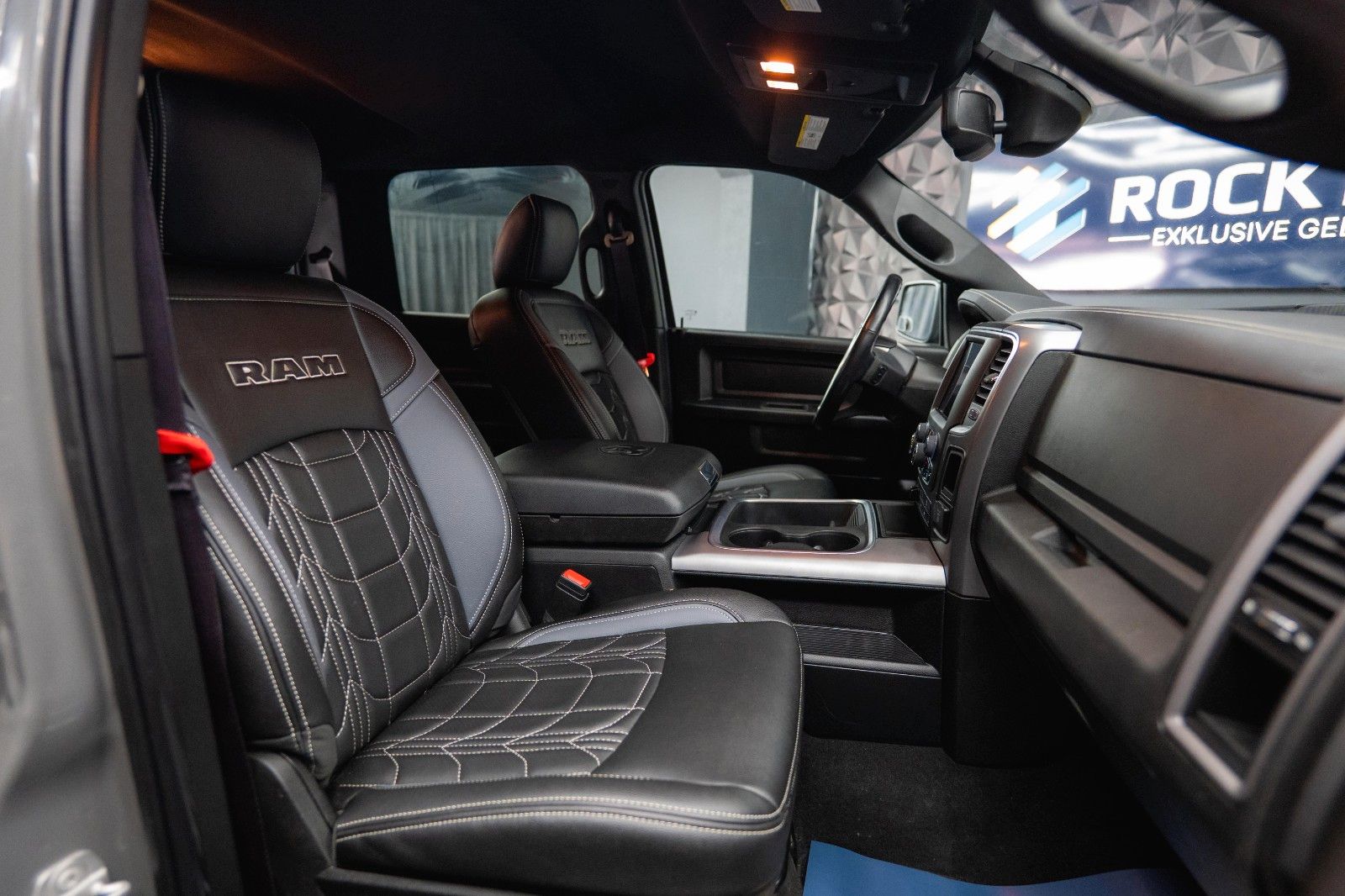 Fahrzeugabbildung Dodge RAM 5.7 V8 HEMI 4x4 OFFROAD Night-Paket *LED*AHK