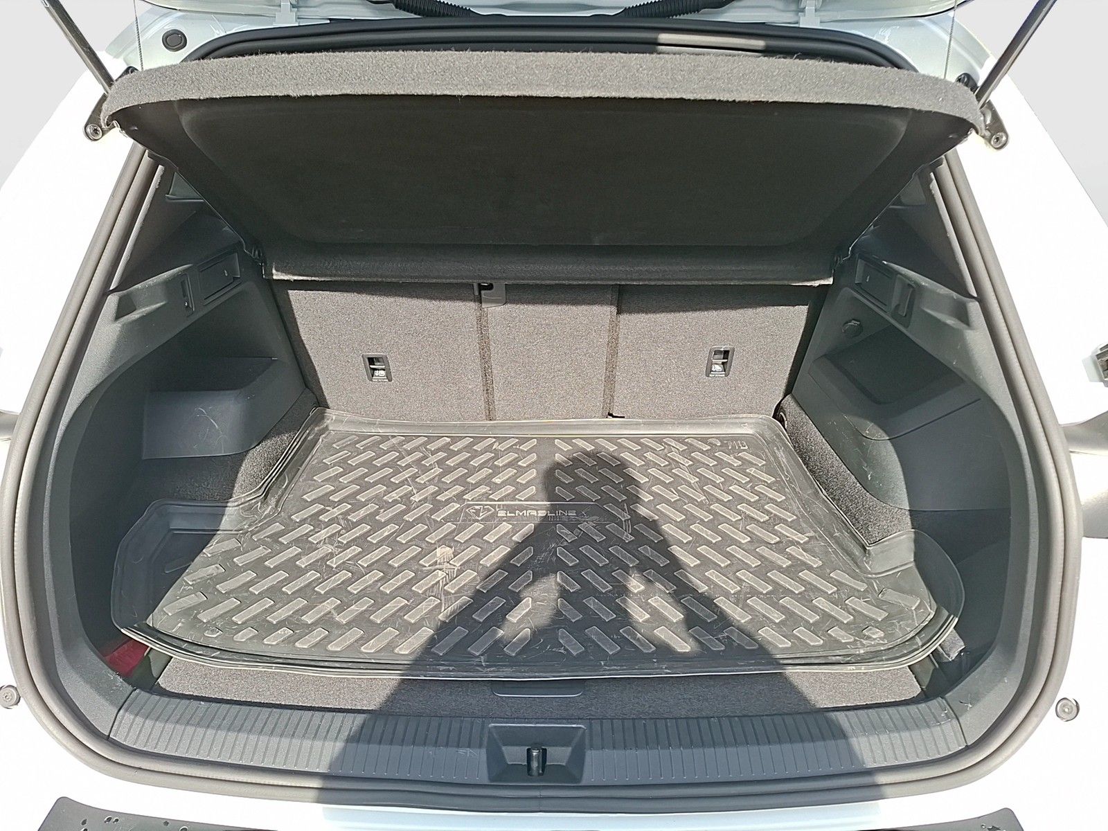 Fahrzeugabbildung Volkswagen Tiguan TDI R-Line DSG LEDplus AHK Navi AID ACC R
