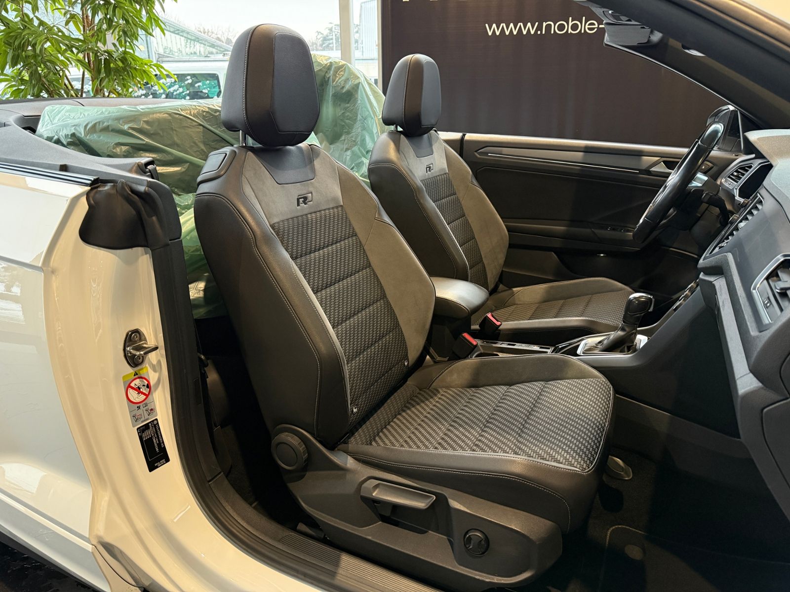 Fahrzeugabbildung Volkswagen T-Roc Cabrio R-Line Black AHK BEATS 8-FACH BEREI