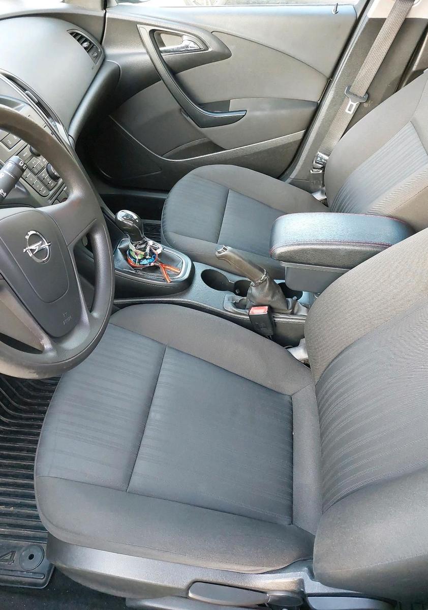 Opel Astra 2011 — photo 9
