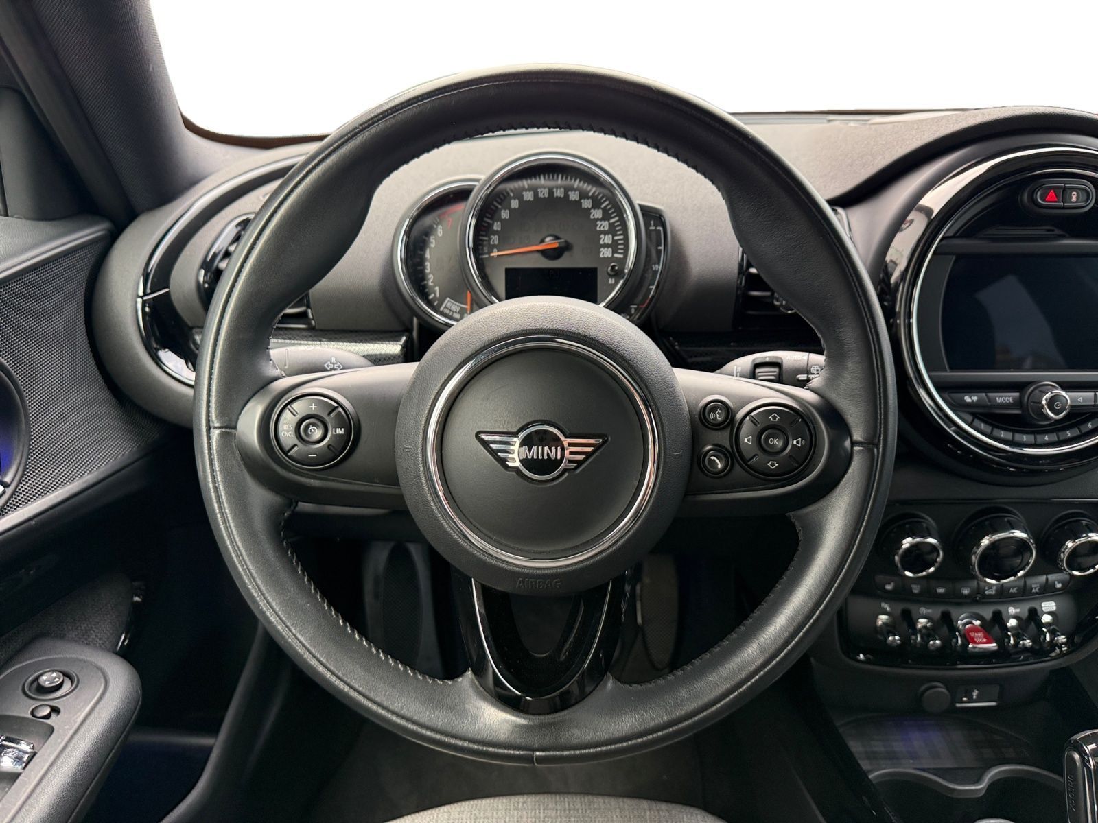 Fahrzeugabbildung MINI Cooper Clubman MINI Aut. PANO/TEMPO/1.HAND
