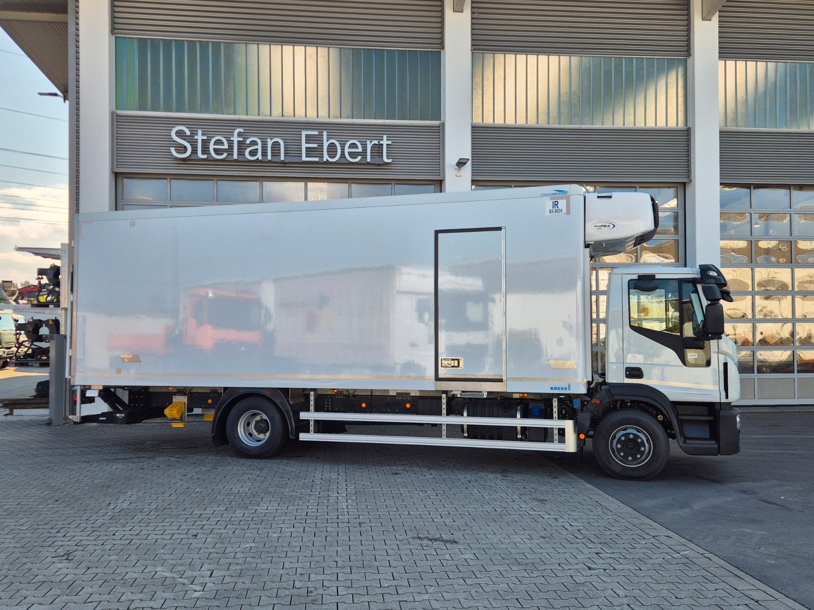 Fahrzeugabbildung Iveco Eurocargo ML160E28/P Carrier Supra 1250 LBW Tür