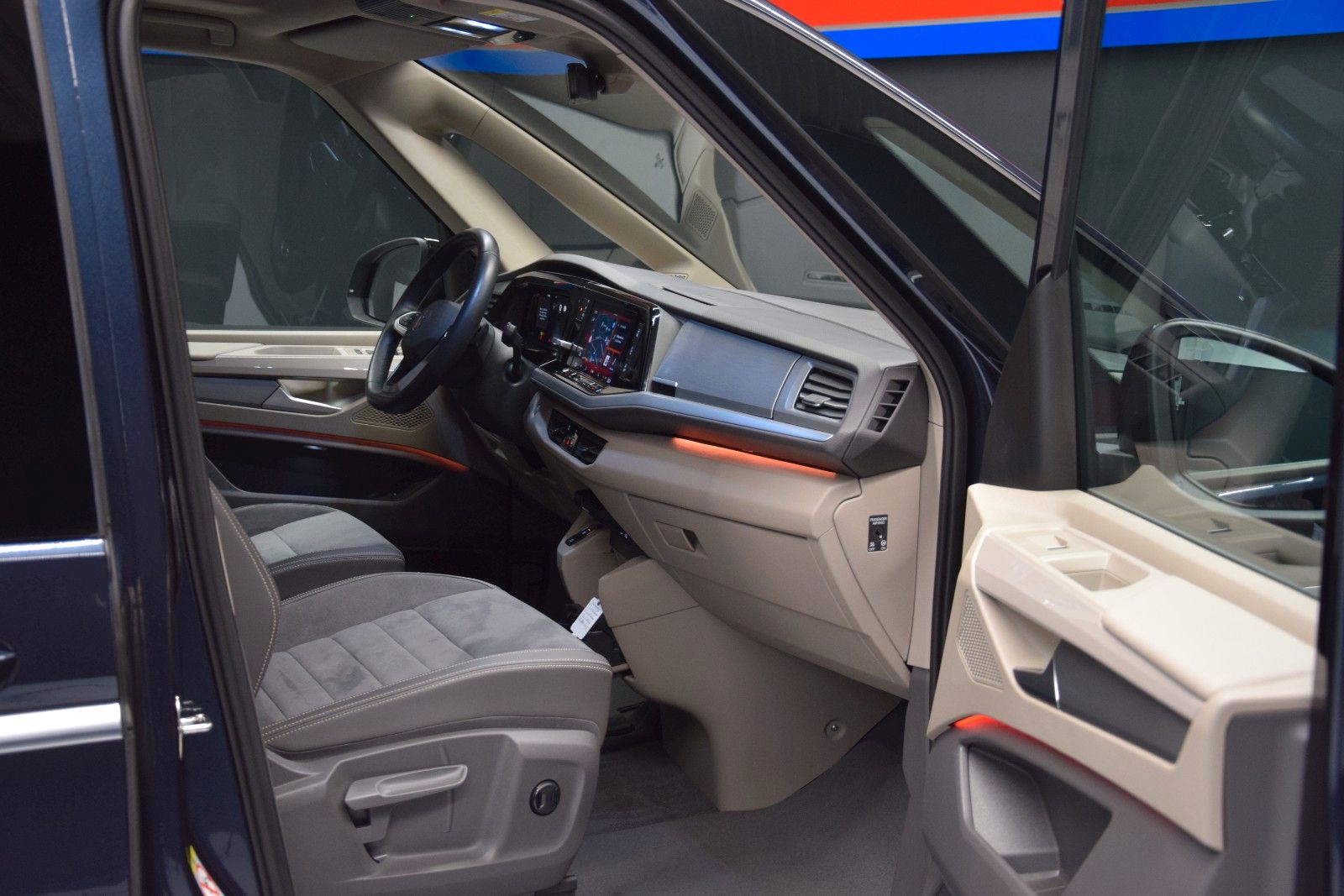 Fahrzeugabbildung Volkswagen T7 Multivan Pano ACC Keyless 3-Zonen Standheiz