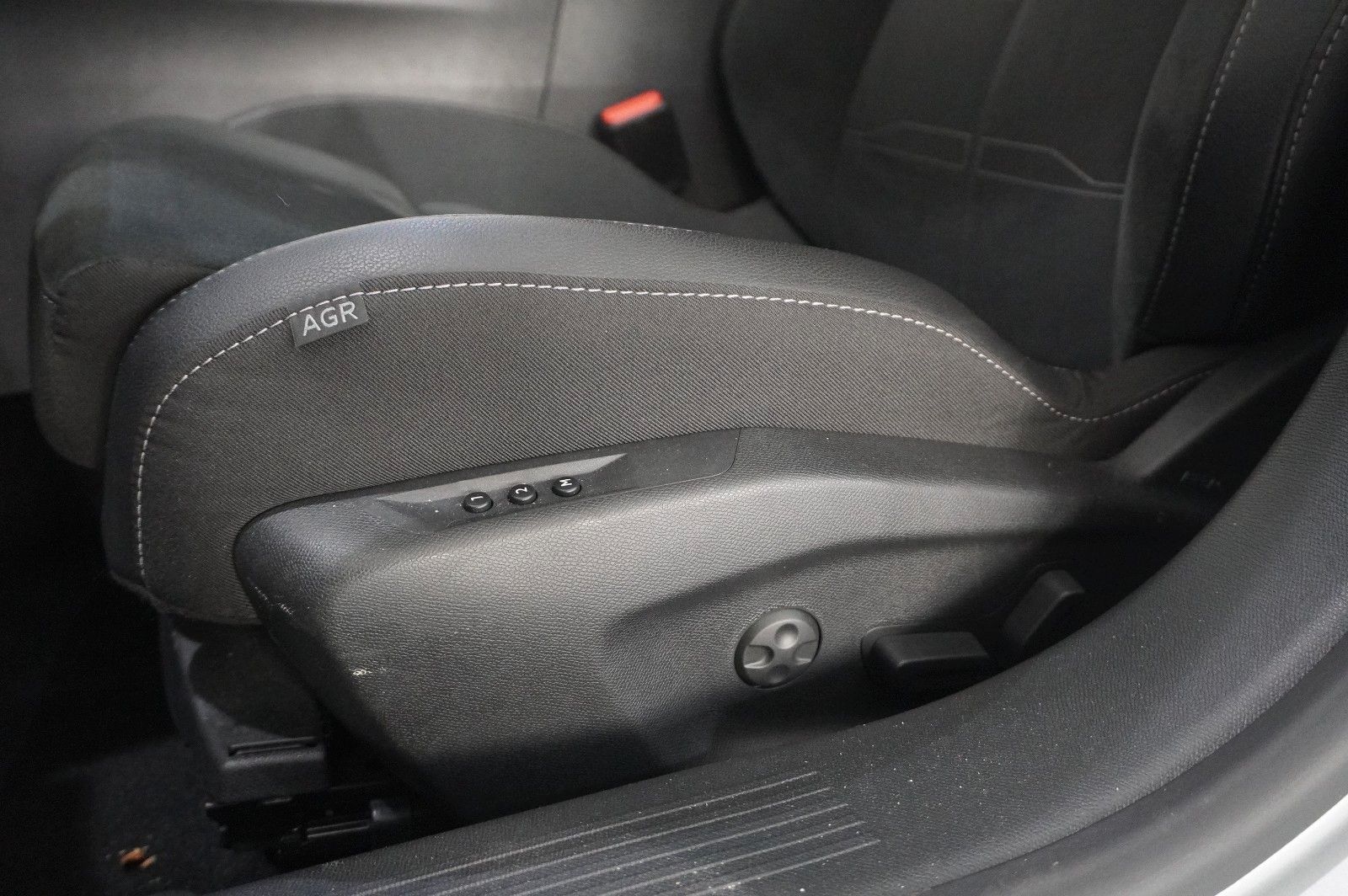 Fahrzeugabbildung Opel Astra L Lim. 1.2T GS LINE NAVI/LED/360°/PANO/DAB