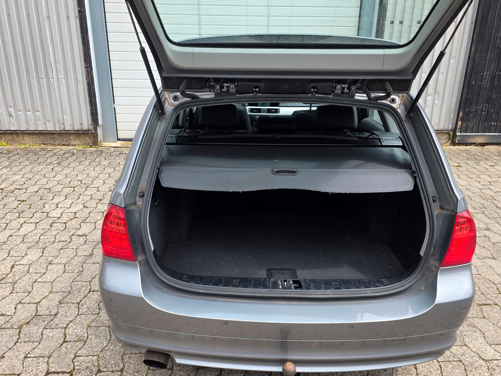 BMW 318 2010 — photo 12