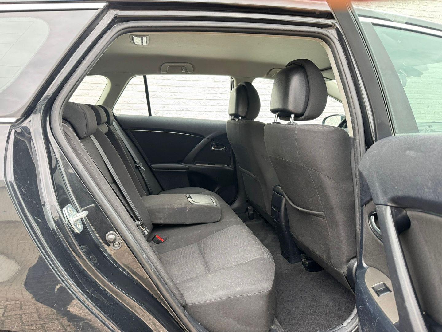 Toyota Avensis 2010 — photo 18