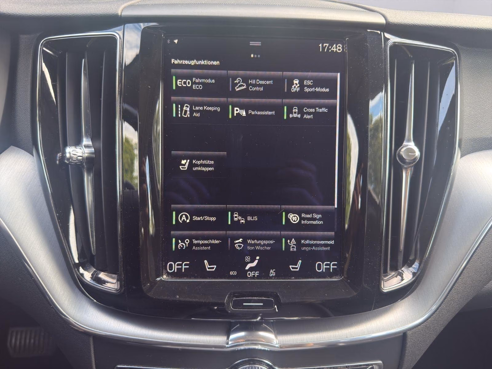 Volvo XC 60 Momentum AWD|1.HAND|SCHECKHEFT|PANO