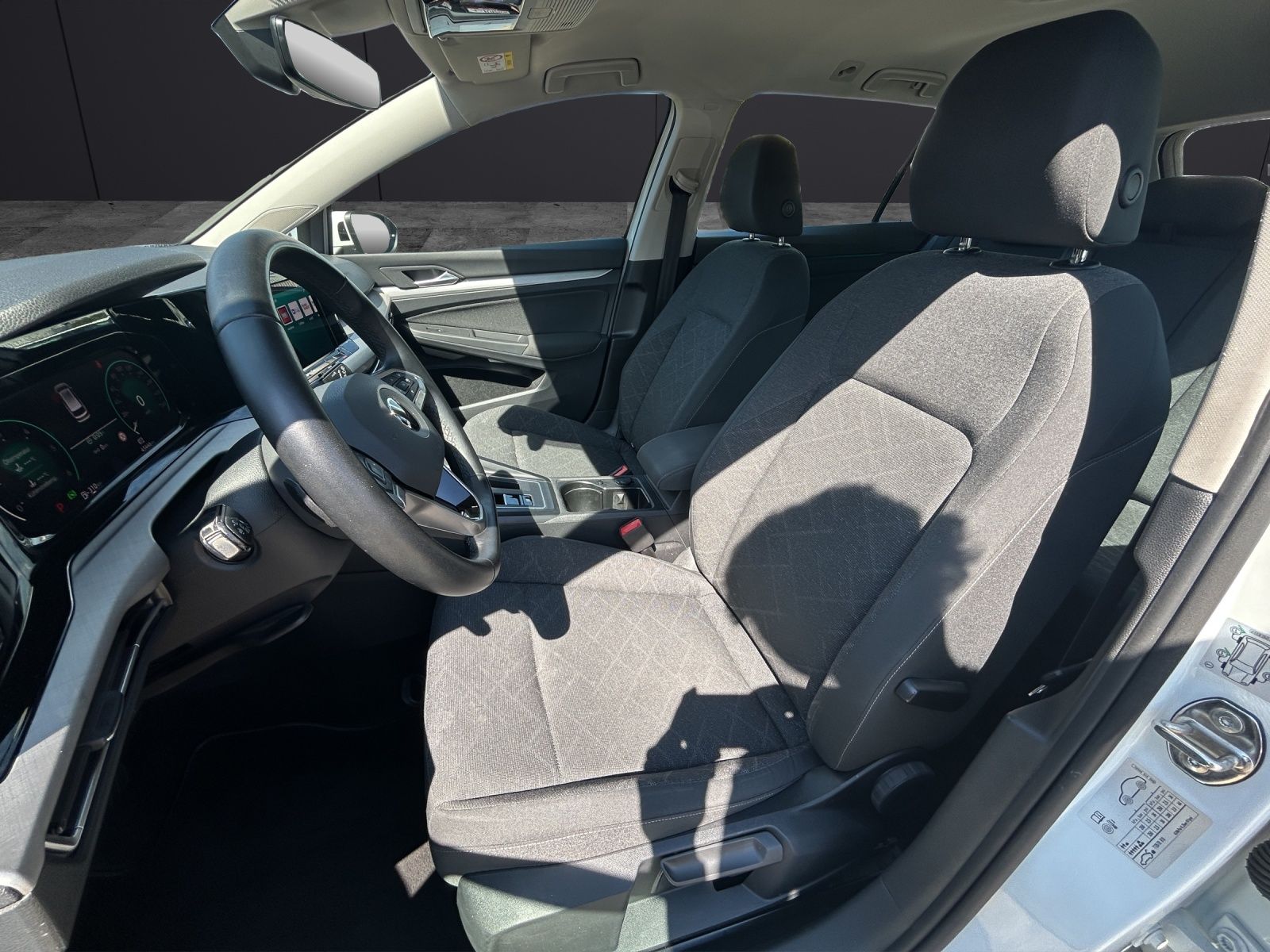 Fahrzeugabbildung Volkswagen Golf VIII Variant TDI Life DSG LED Navi ACC AHK