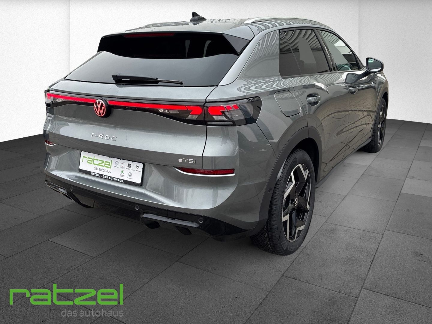 Fahrzeugabbildung Volkswagen T-Roc R-LINE 1.5 eTSI PANO+Allwetter+IQ.Light