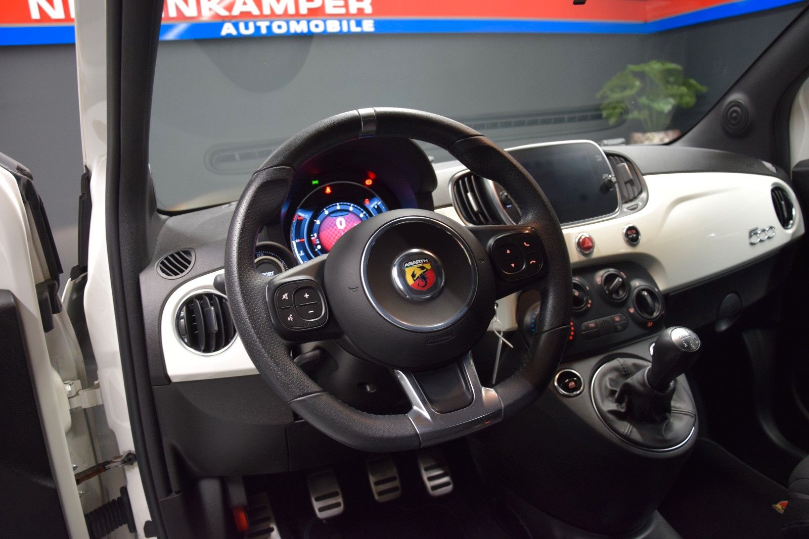 Fahrzeugabbildung Abarth 595C LED PDC CarPlay Android Auto PDC Faltdach