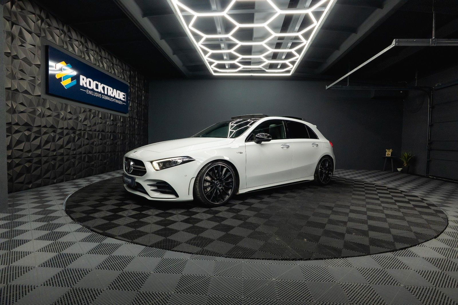 Fahrzeugabbildung Mercedes-Benz A 35 AMG 4Matic Night-Paket *Pano*LED*ACC*DAB*