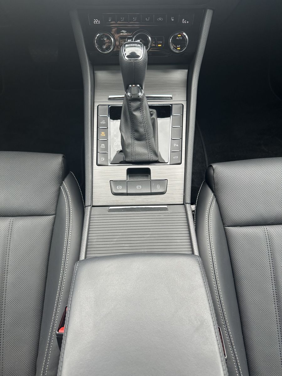 Fahrzeugabbildung SKODA Superb Combi 1.4 TSI iV Style DSG NAV+LED+ACC+VC