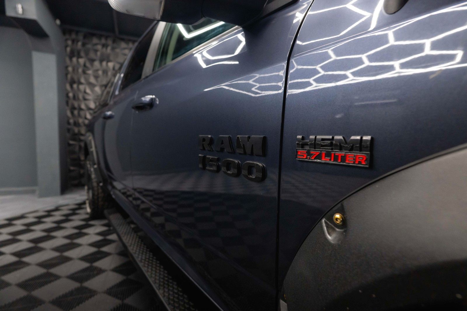 Fahrzeugabbildung Dodge RAM 5.7 V8 HEMI 4x4 Offroad Night  LONGBED*LPG*