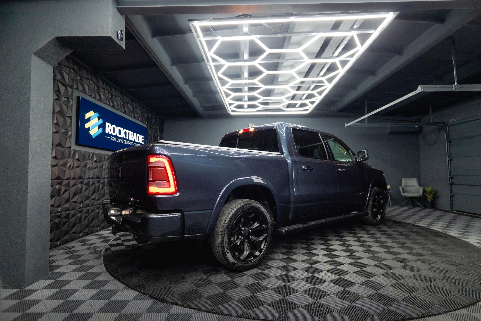 Fahrzeugabbildung Dodge RAM 5.7 V8 HEMI 4x4 NIGHT-Paket LARAMIE 22 Zoll