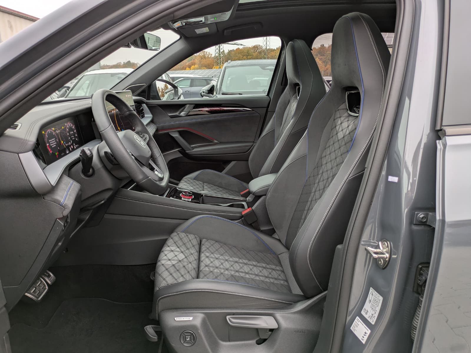 Fahrzeugabbildung Volkswagen Tayron 2.0 TDI 4M R-Line BLACK*7Si*MATRIX*PANO