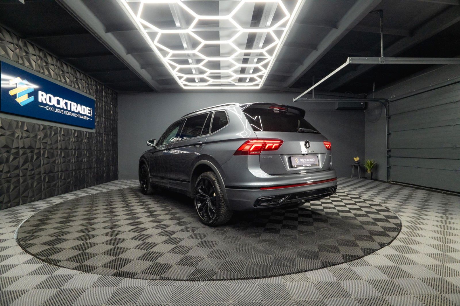 Fahrzeugabbildung Volkswagen Tiguan Allspace R-Line 4Motion HUD | PANO | ACC