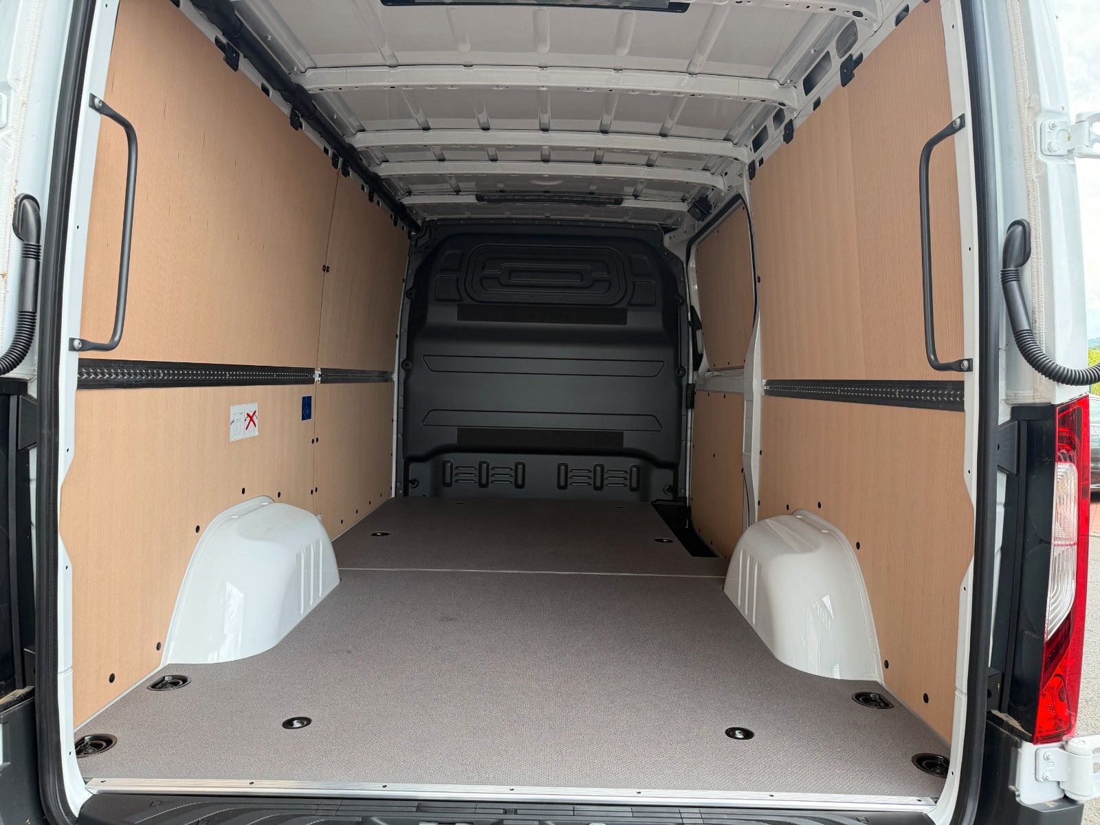 Fahrzeugabbildung Mercedes-Benz Sprinter 319 CDI 4x4 Klima AHK DISTRONIC