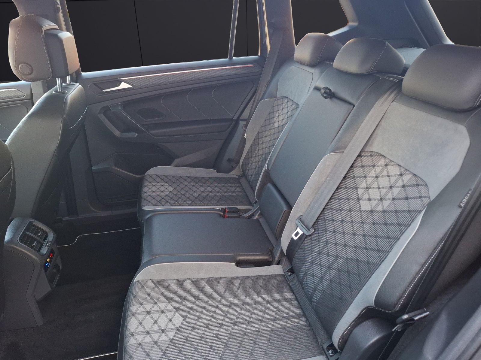 Fahrzeugabbildung Volkswagen Tiguan Allspace TDI R-Line DSG 4M Matrix AHK Nav