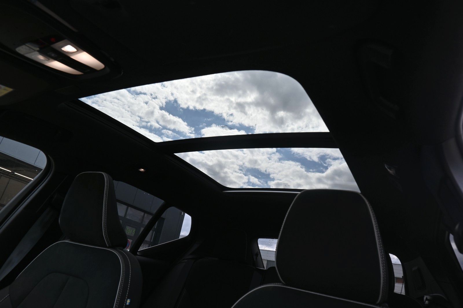 Fahrzeugabbildung Volvo XC40 B4 DKG Dark*PANO*STDHZG*360°*ACC*AHK*VOLL *