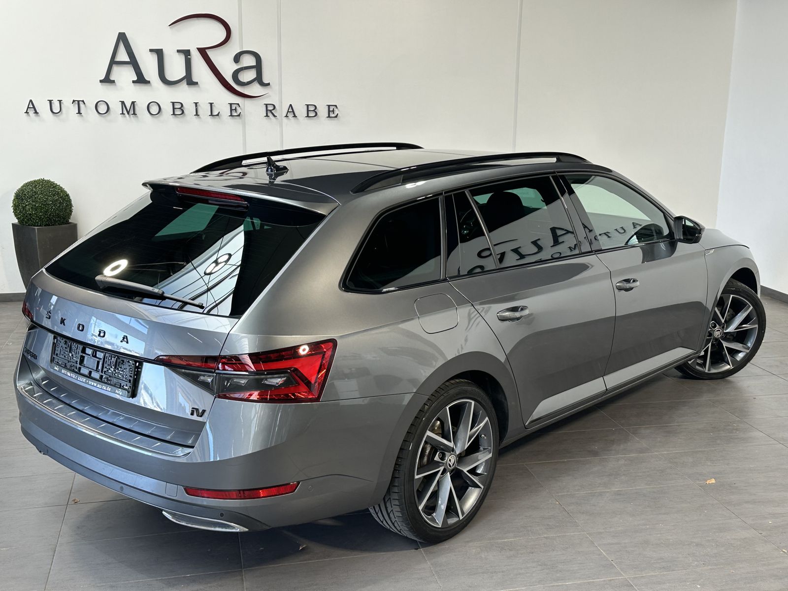 Fahrzeugabbildung SKODA Superb Combi Sportline iV NAV+LED+PANO+19ZO+360°