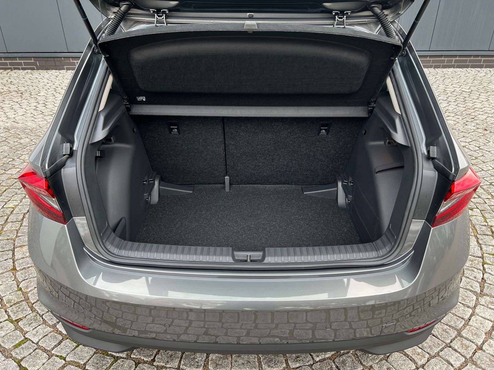 Fahrzeugabbildung SKODA Fabia Edition 130 1.0 TSI DSG *Garantie, LED, 15