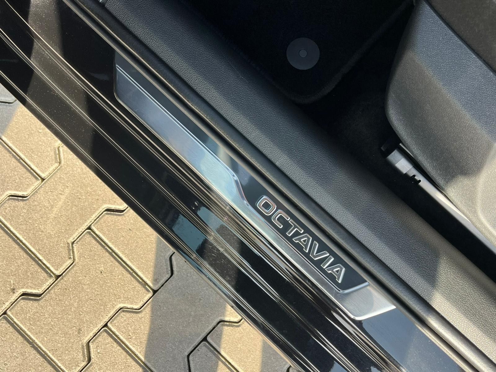 Fahrzeugabbildung SKODA Octavia 1.5 DSG Sportline PANO*MATRIX*AHK*5J.GAR