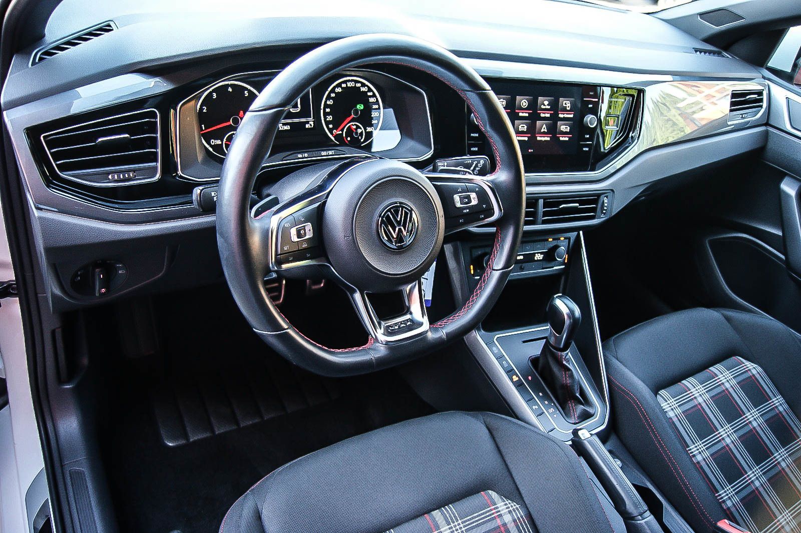 Fahrzeugabbildung Volkswagen Polo GTI 2.0 TSI DSG NAVI LED ACC SPORT 1.HAND
