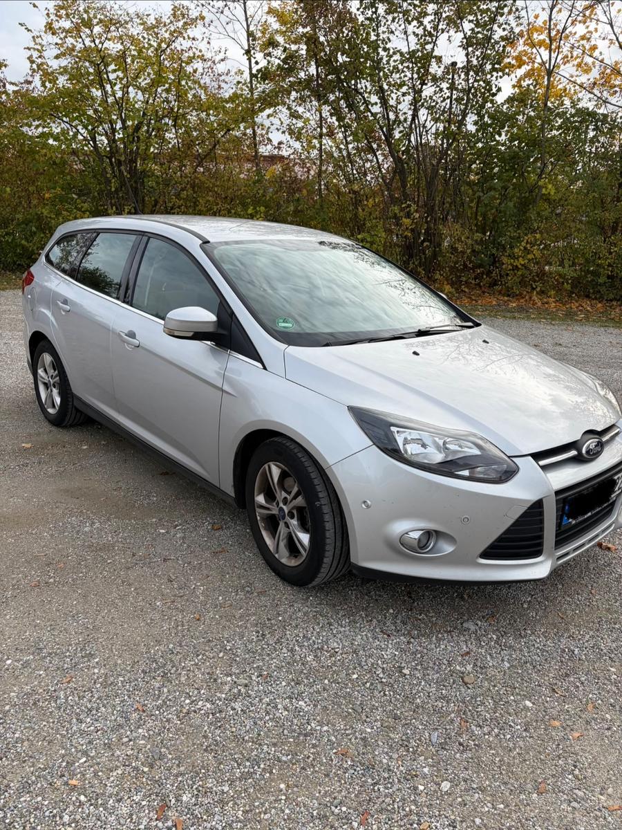 Ford Focus 2012 — interior