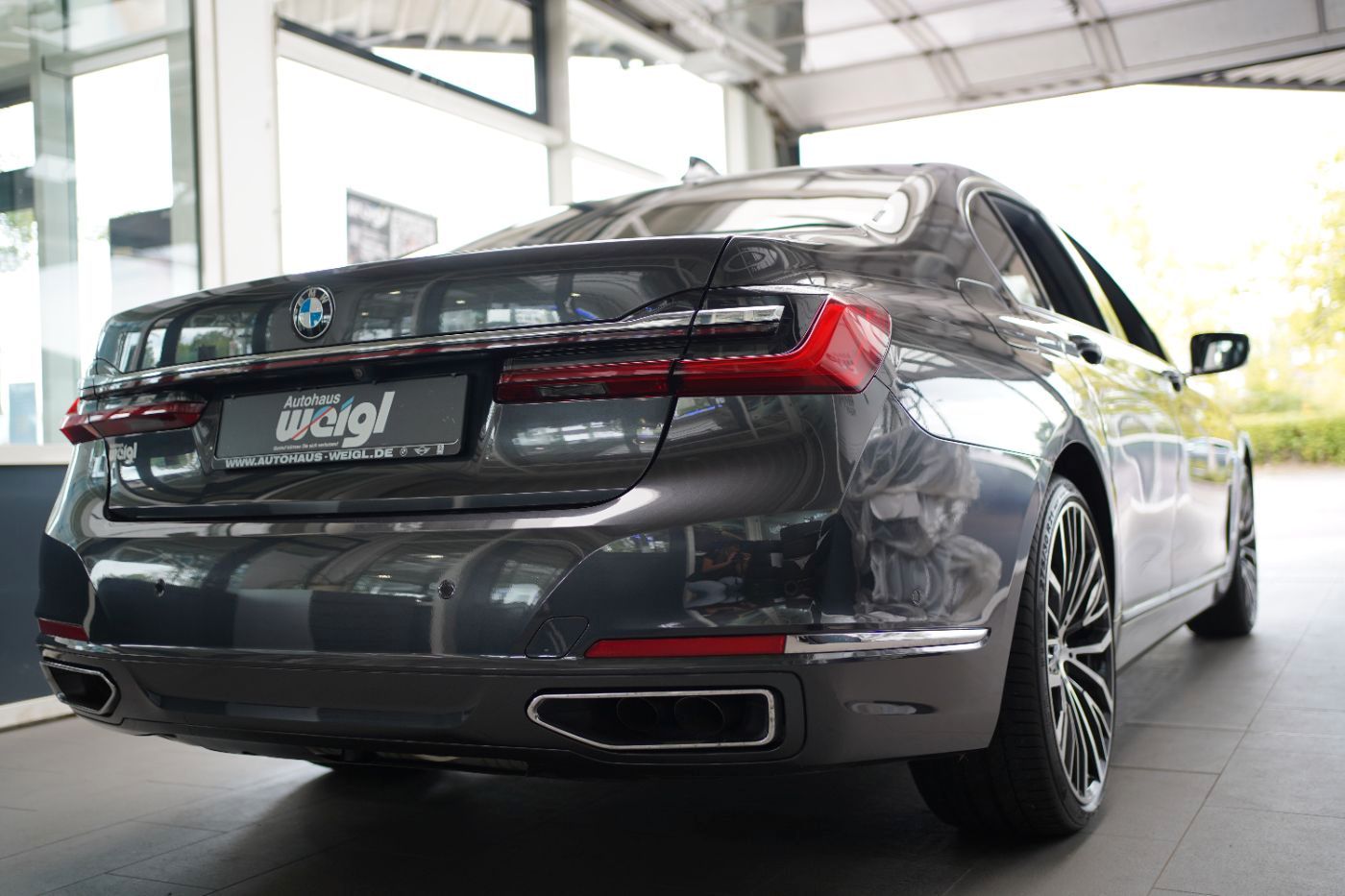 Fahrzeugabbildung BMW 750i xDrive +ferngest. Parken+Komfortsitze v&h++