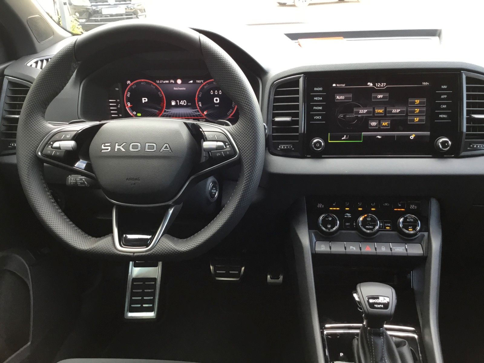 Fahrzeugabbildung SKODA Karoq 2.0l TSI DSG 4x4 Sportline+AHK+Matrix+Pano