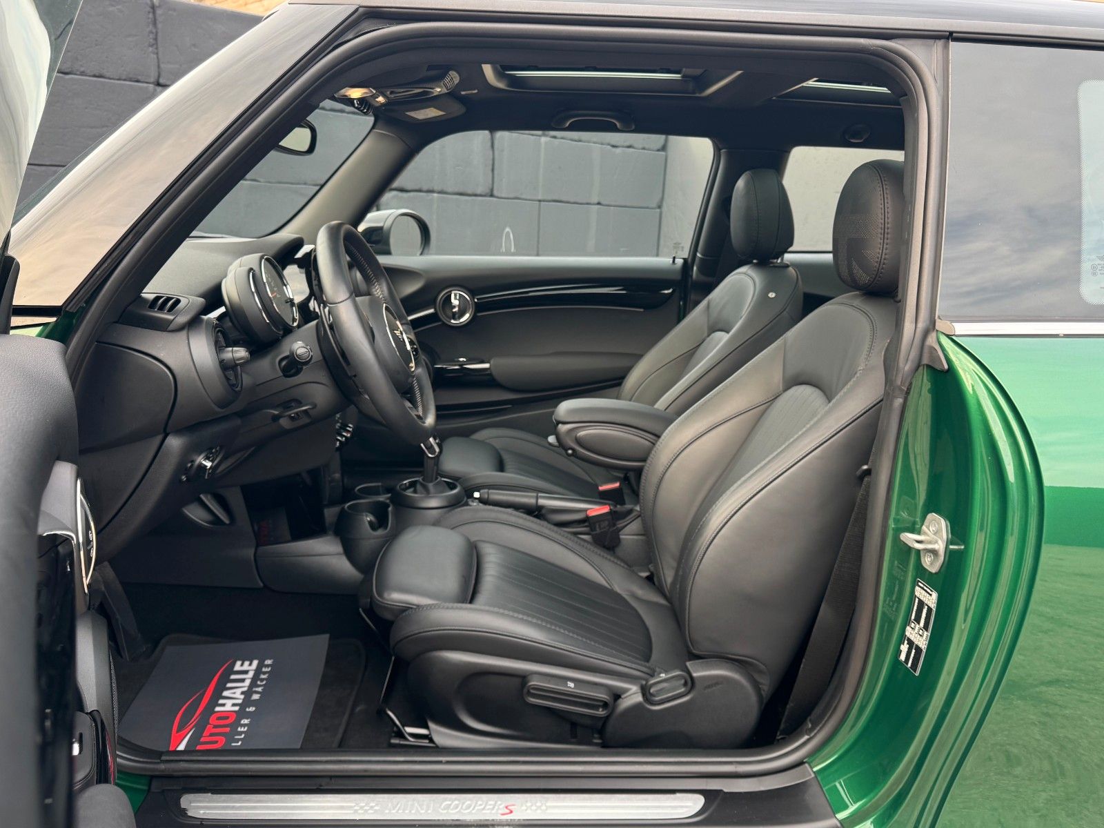 Fahrzeugabbildung MINI Cooper S Classic Trim Leder PANO LHZ SHZ BT PDC