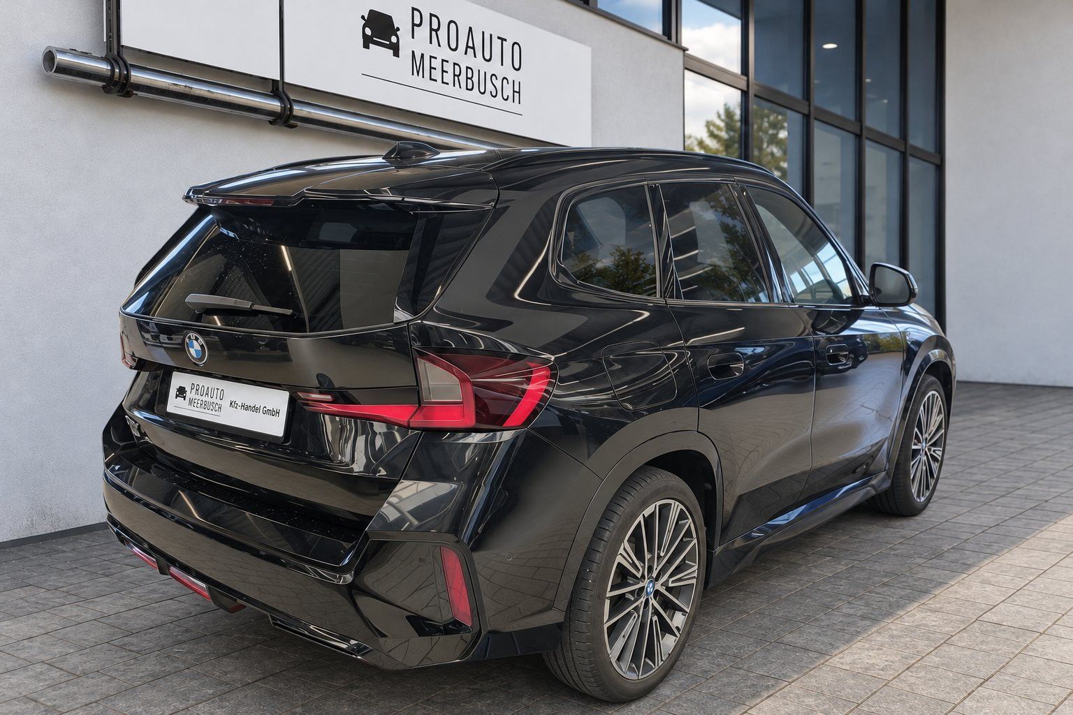 BMW iX1 30 xDrive M Sport AHK/PANO/HUD/360/MASSAGE/M imagem 2