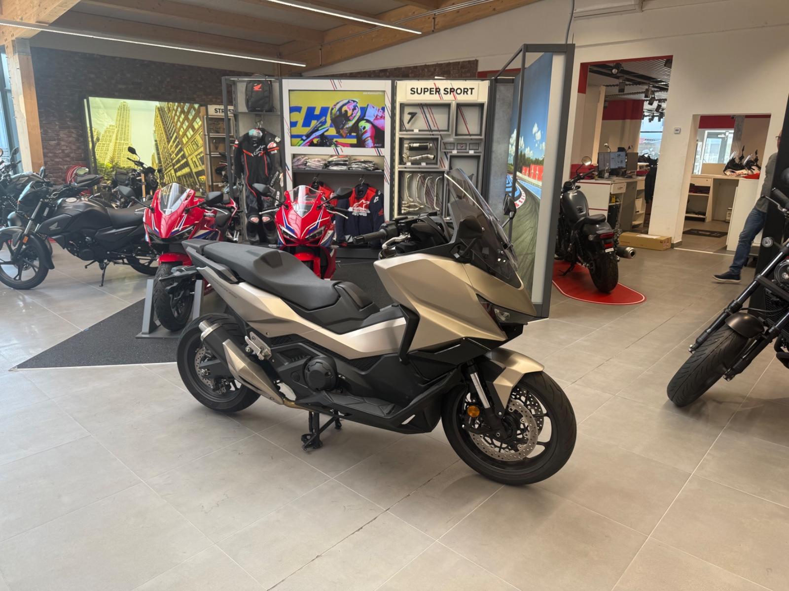 Honda Forza 750 Matt Warm Ash *Service und TÜV neu*