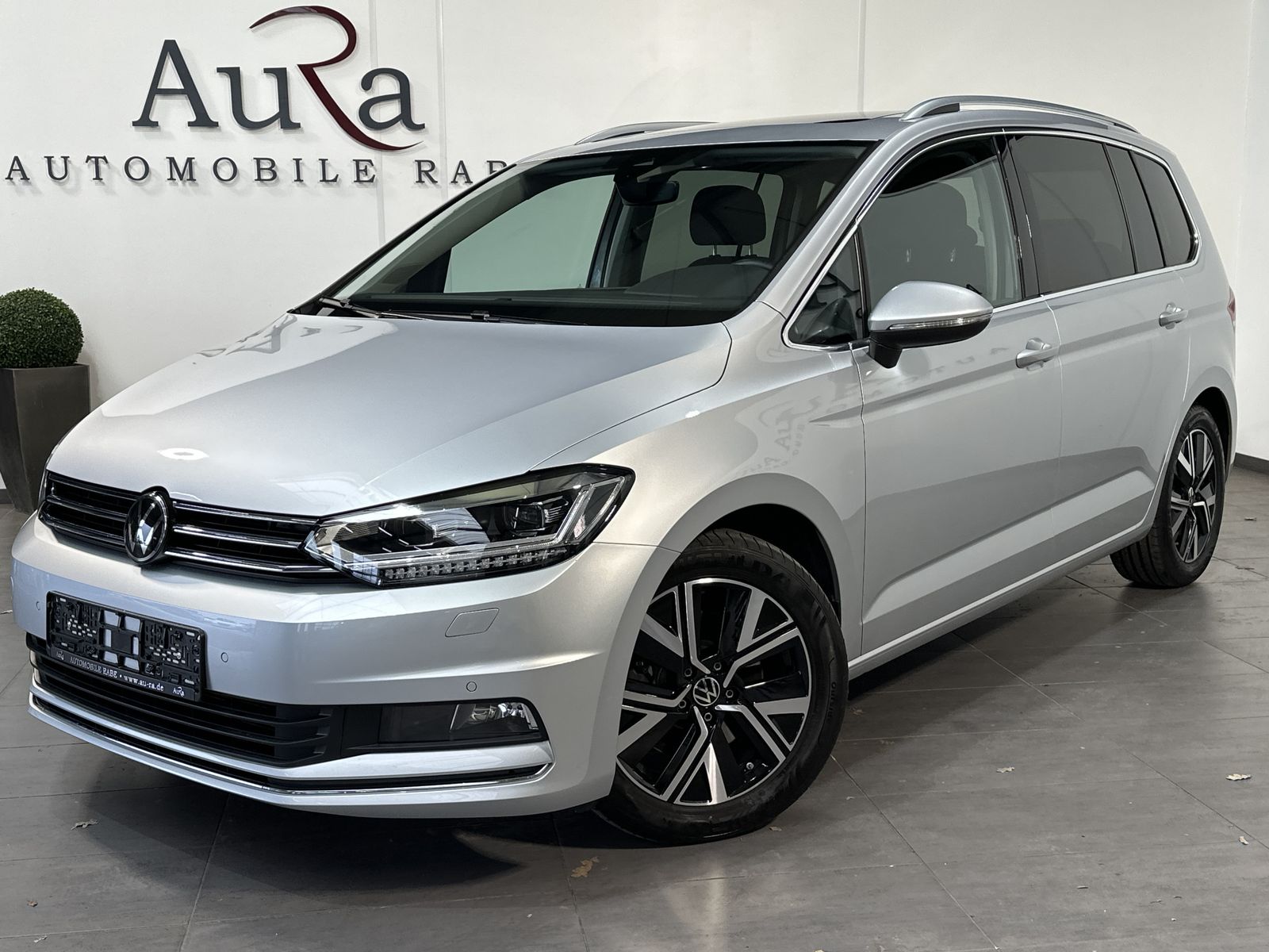 Fahrzeugabbildung Volkswagen Touran 2.0 TDI DSG Highline NAV+LED+AHK+PANO+ACC